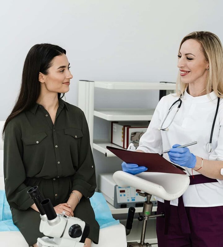 Läkare och patient samtalar på en klinik.